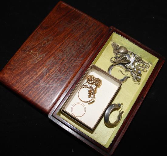 Mixed gold and silver jewellery including a 9ct gold band.